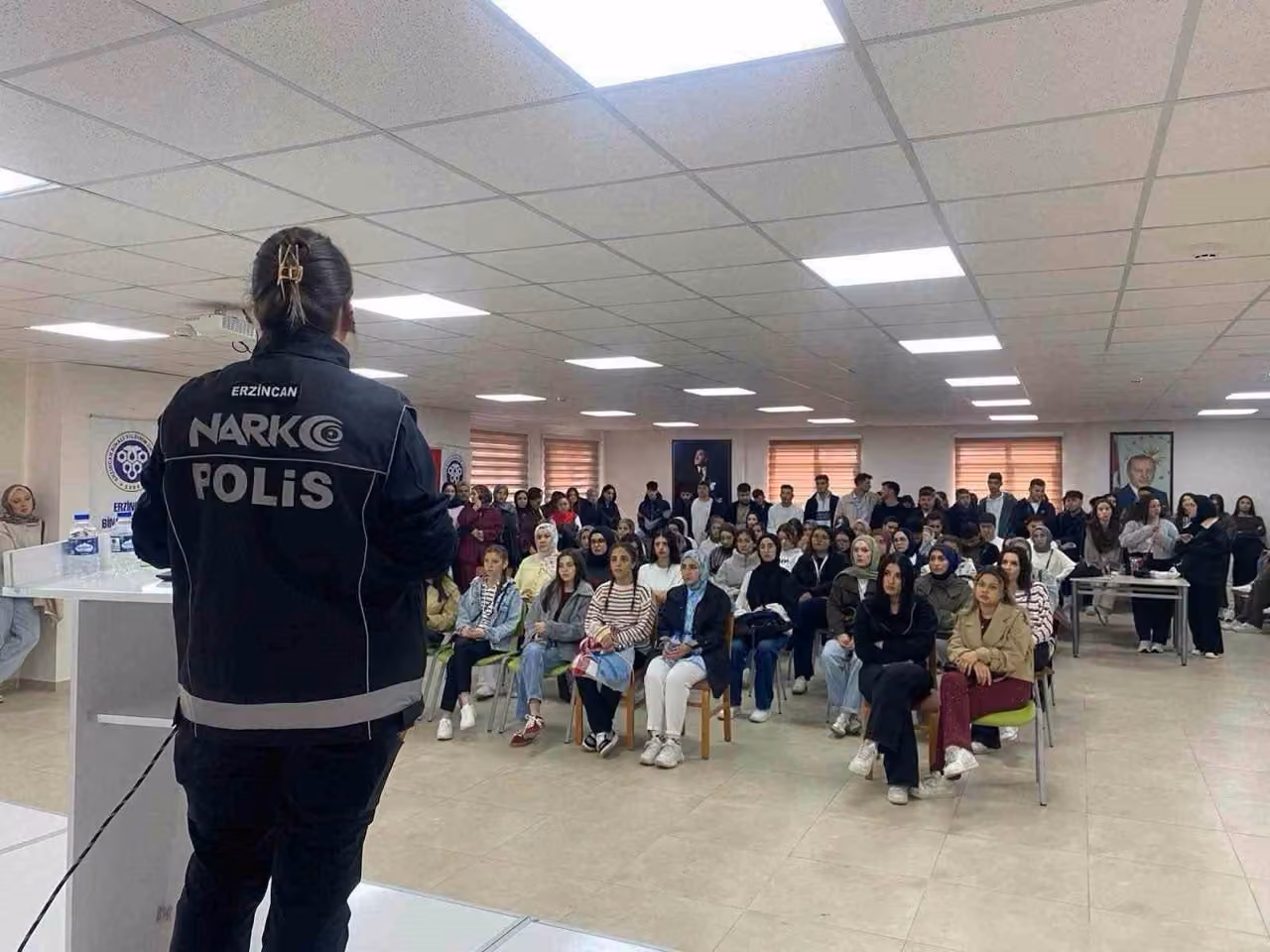 Üniversitelilere Narkorehber eğitimi verildi