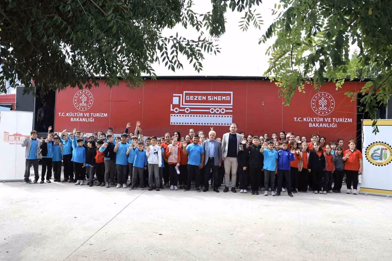 Gezen sinema ilkokul öğrencileri ile buluşuyor