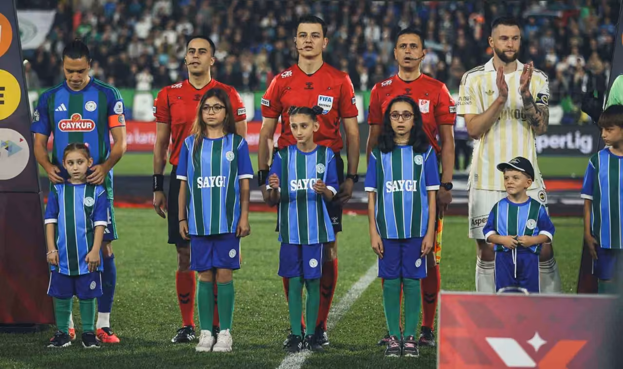 Trendyol Süper Lig: Çaykur Rizespor: 0 - Fenerbahçe: 1 (Maç devam ediyor)