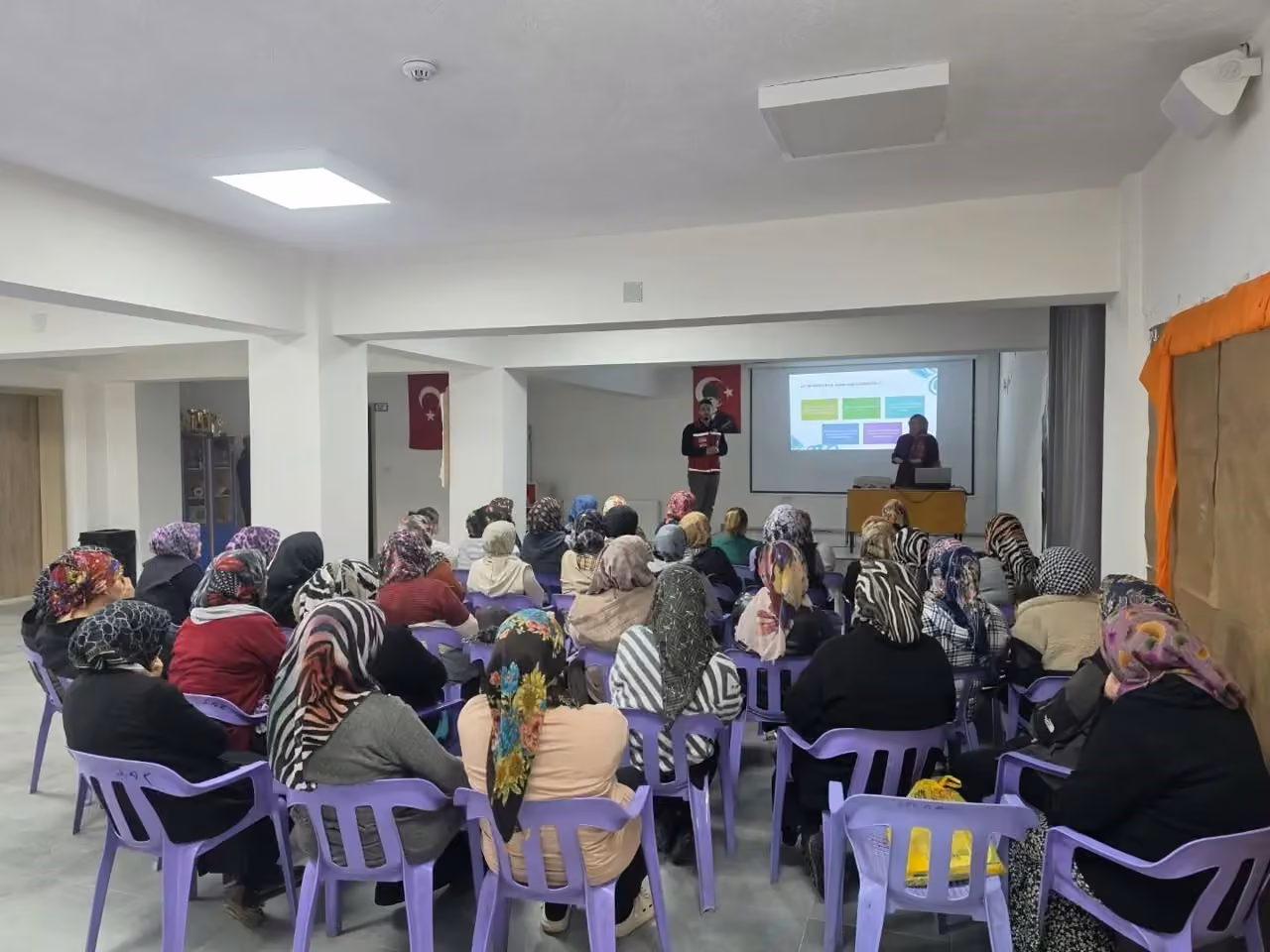Gediz’de velilere okul ve aile eğitimi verildi