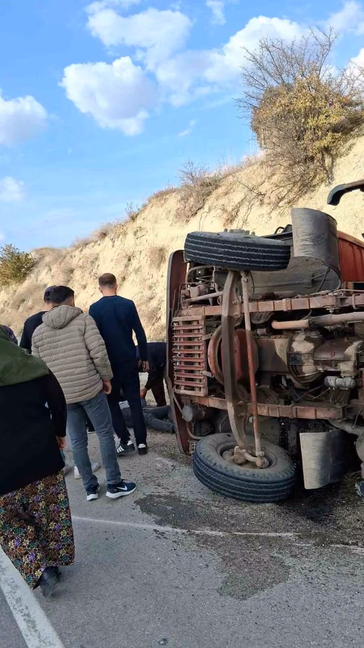Burdur’da yük kamyonu devrildi: 1 yaralı