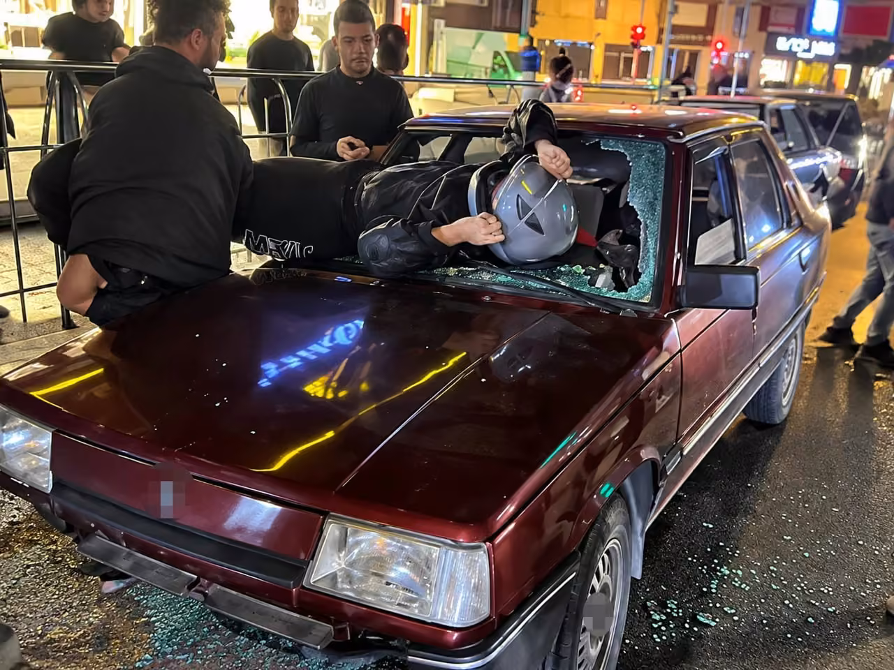 Otomobile çarpan motosiklet sürücüsü camdan içeri girdi