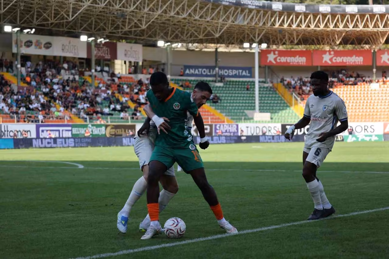 Trendyol Süper Lig: Corendon Alanyaspor: 0 - Erzurumspor FK: 0 (İlk yarı)