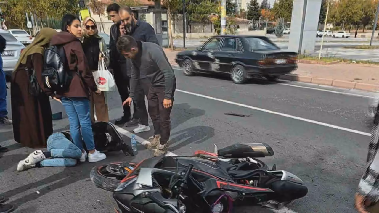 Otomobille çarpışan motosiklet sürücüsü havaya savruldu: 1 yaralı