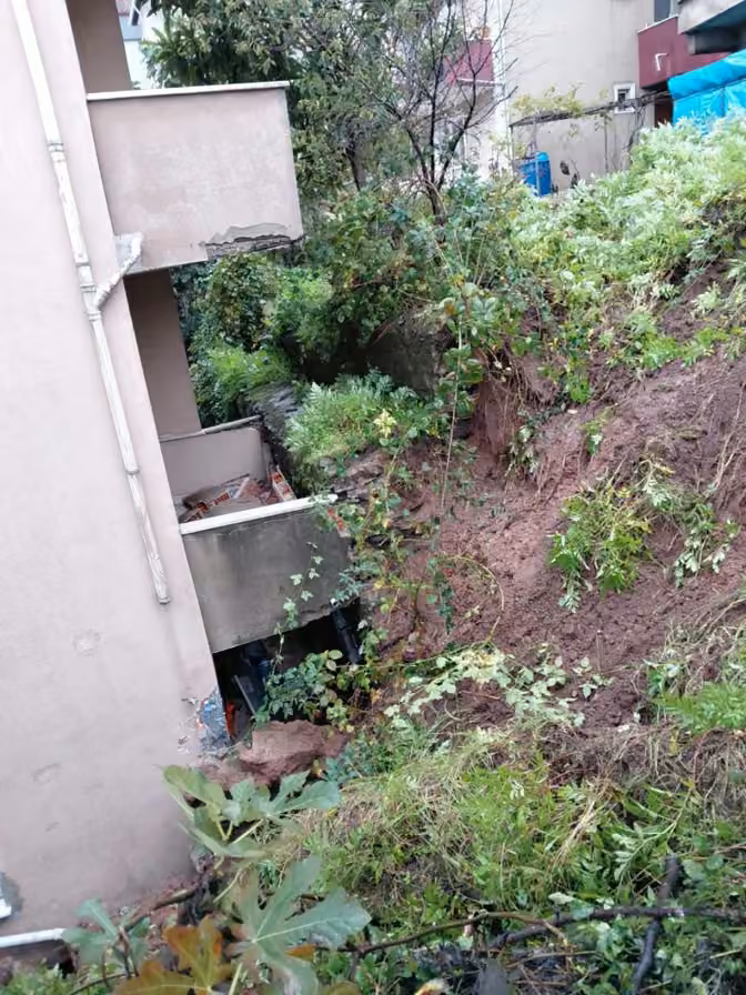 Zonguldak’ta heyelan: Evin bahçesi kaydı, balkon zarar gördü