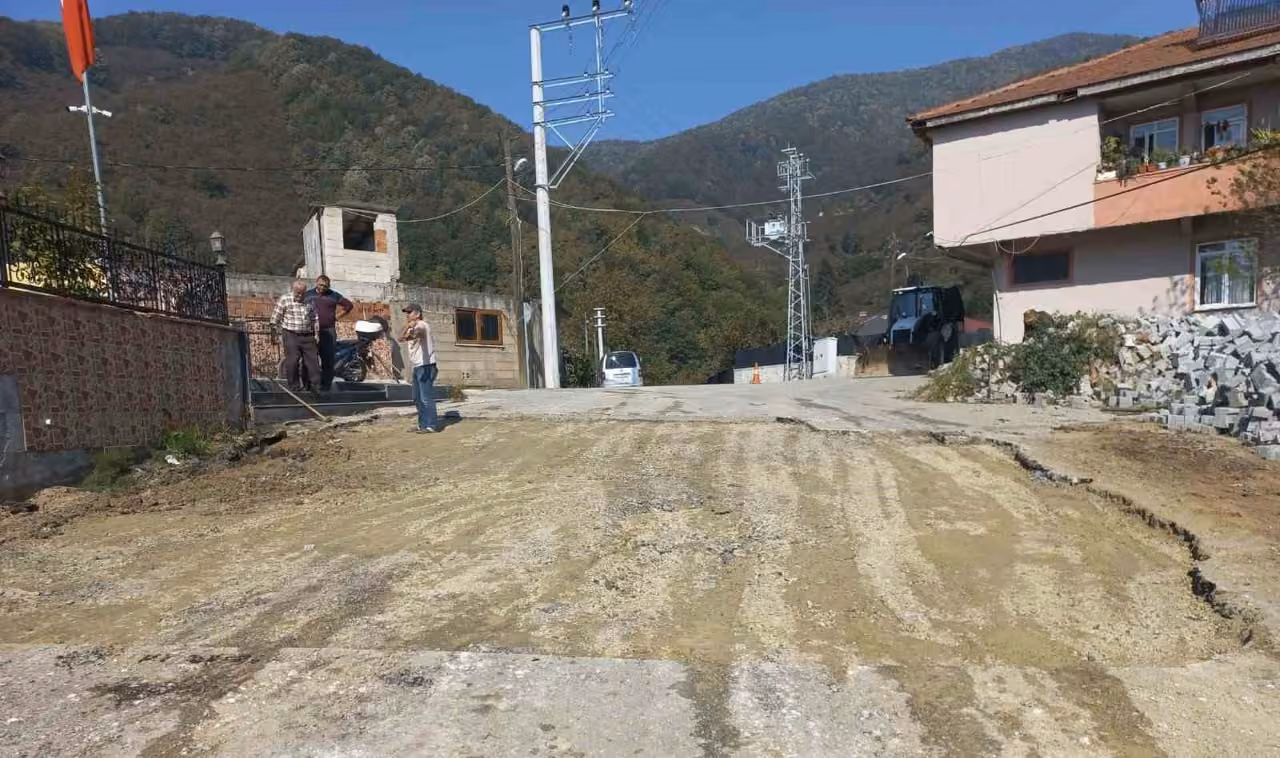 Çilimli’de asfalt yama çalışması sürüyor
