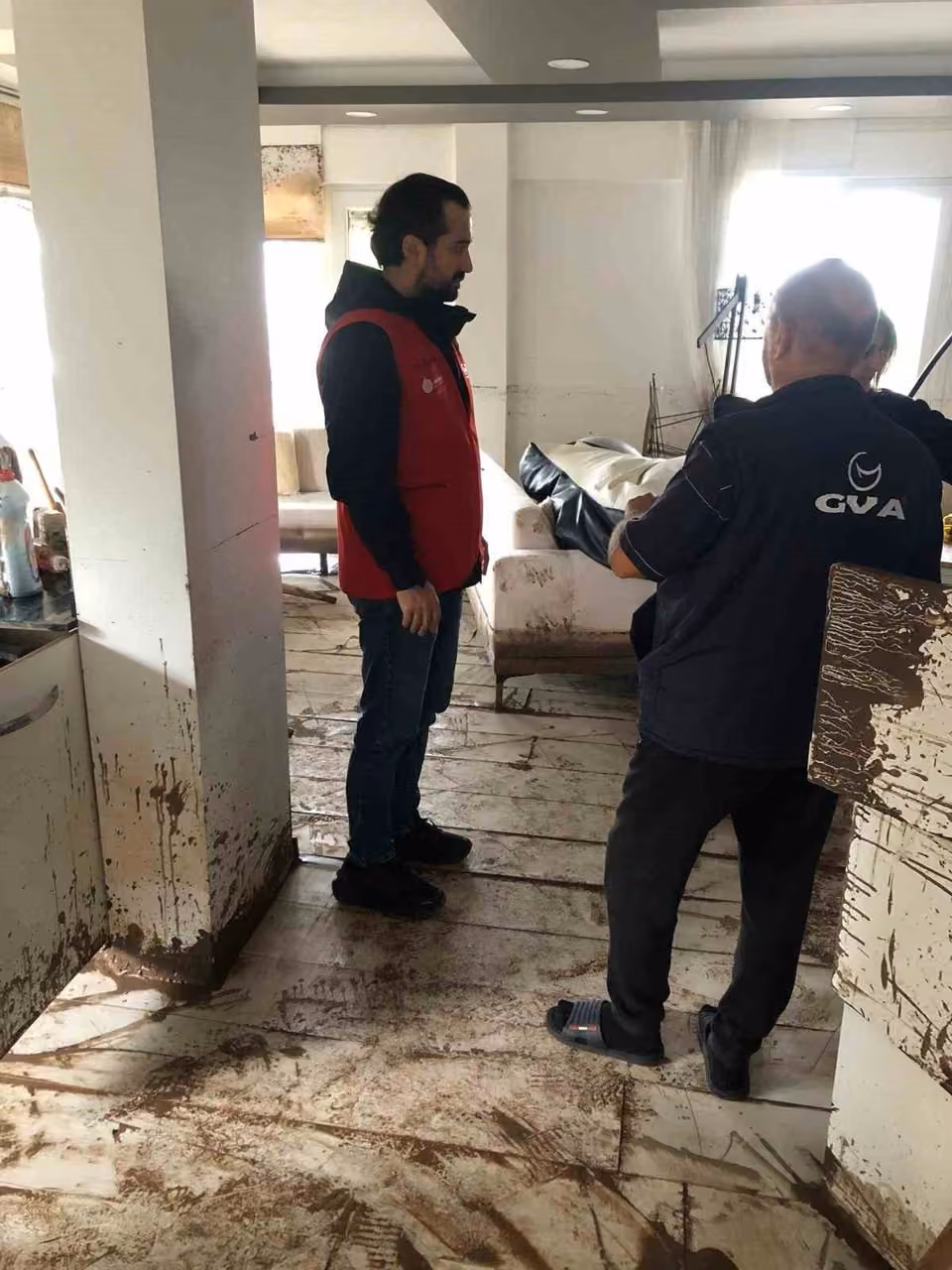 Başiskele’de selden etkilenen ailelere destek ziyareti