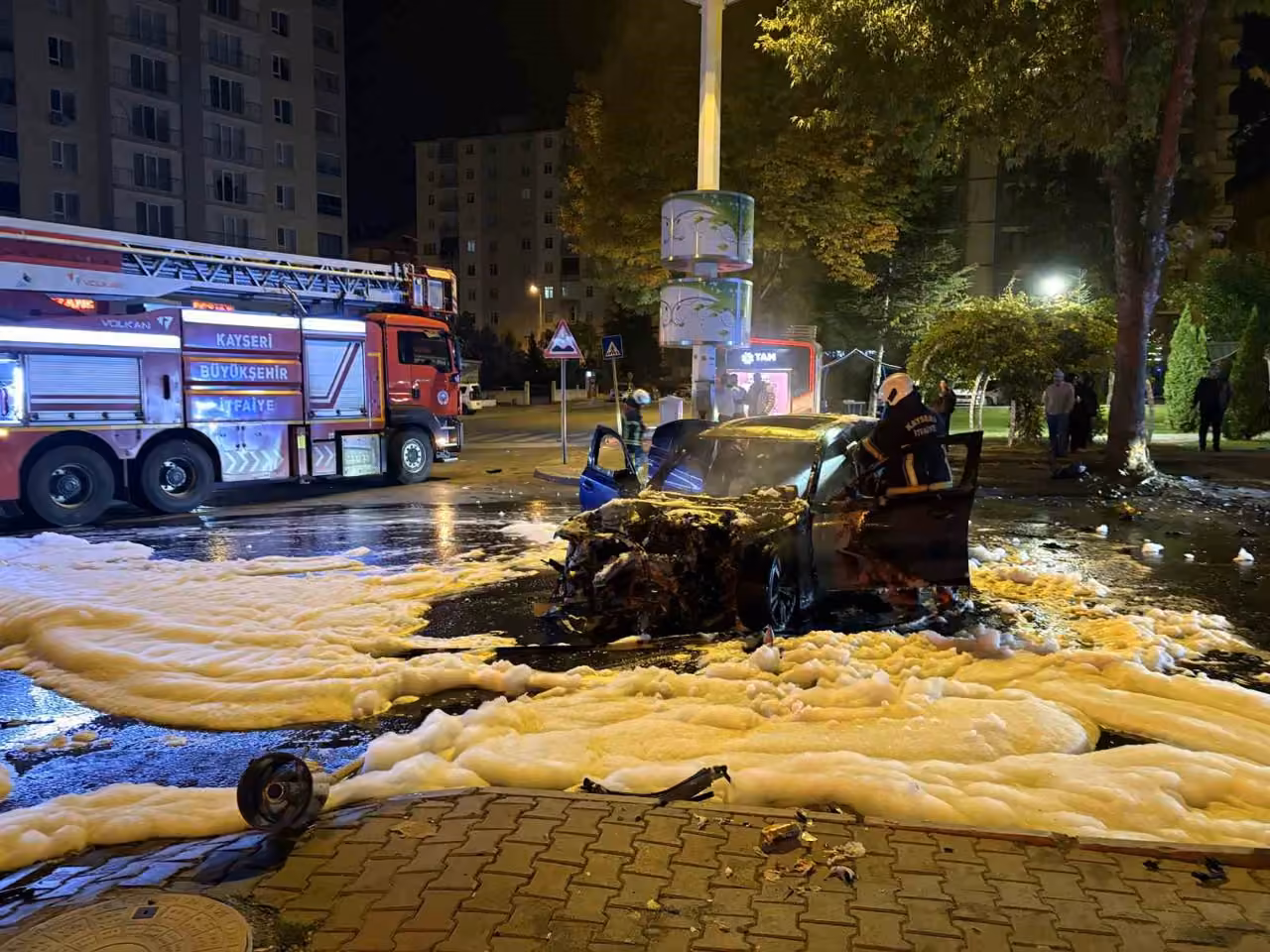 Kayseri’de park halindeki otomobile ve ağaca çarpan otomobil alev aldı: 1’i ağır, 2 yaralı