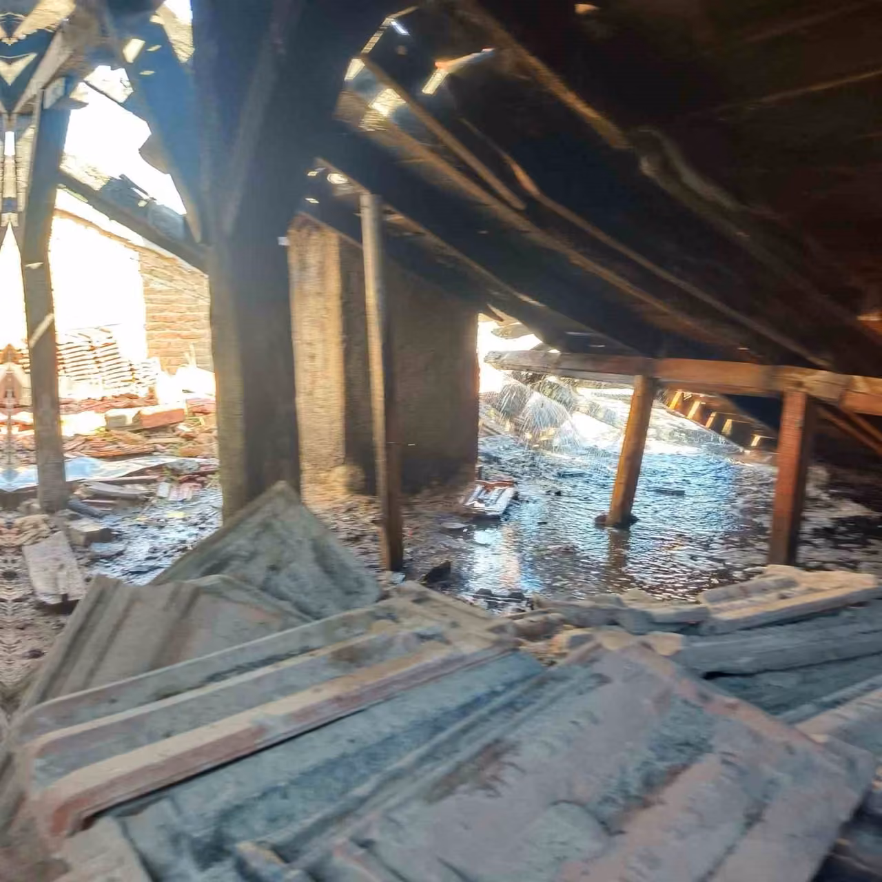 Çivril’de eski belediye binasında yangın çıktı