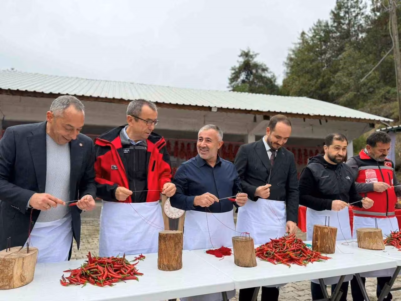 Ünlü Çukurören acı biberi yiyerek yarıştılar