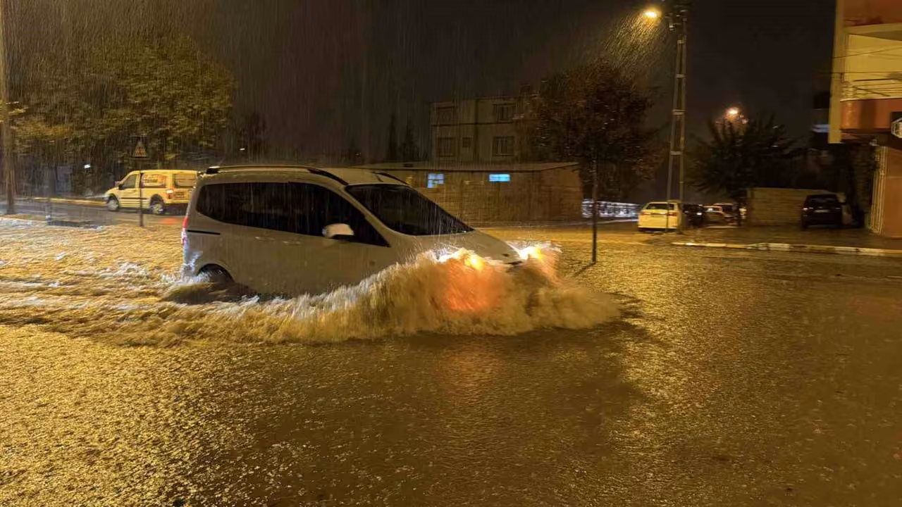 Adıyaman’da şiddetli yağış hayatı felç etti: Birçok araç mahsur kaldı