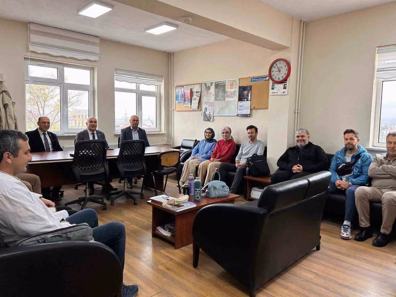 Emeksiz okul ziyaretlerini sürdürüyor