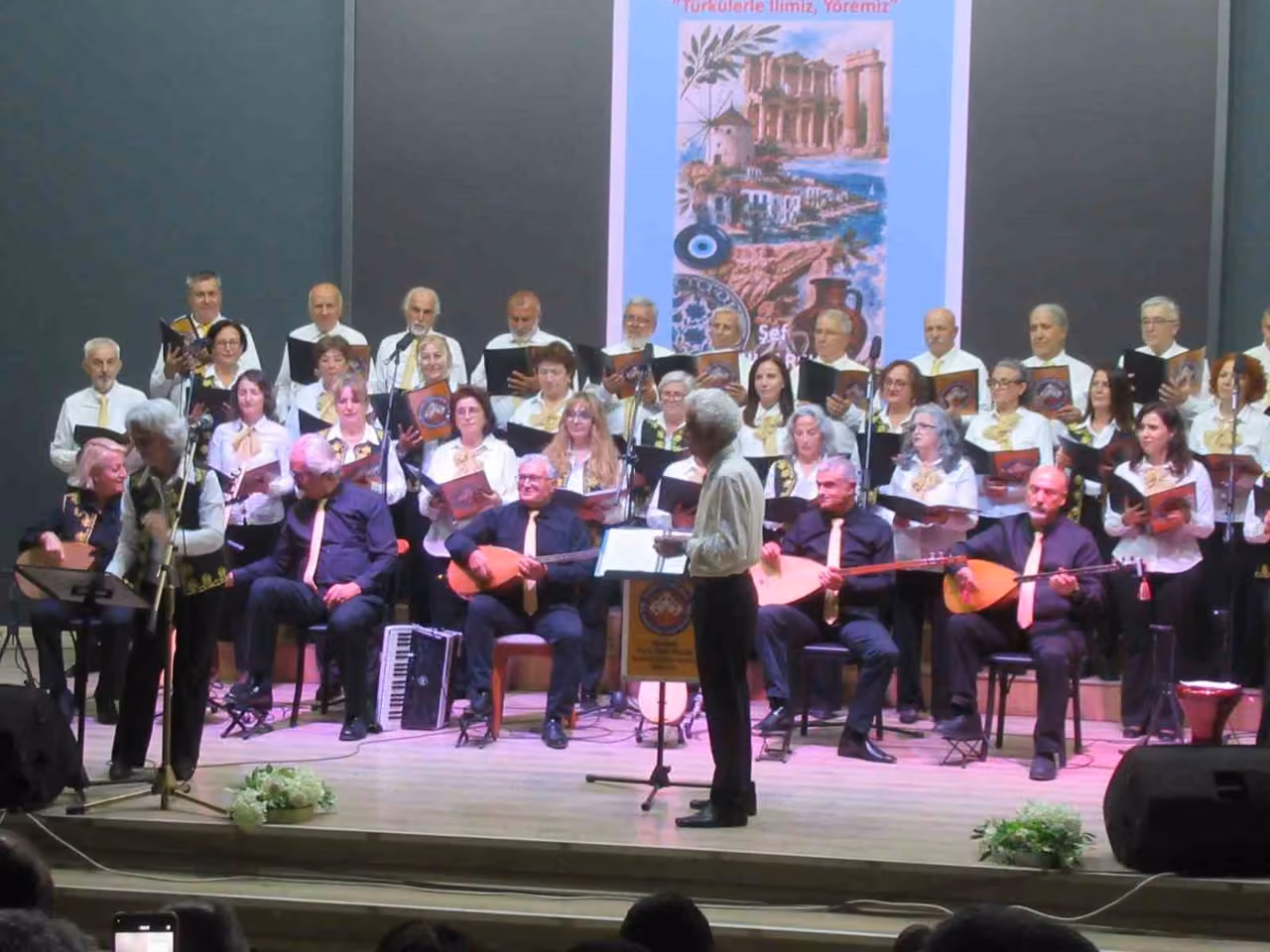 Gömeç’te türkü şöleni: Anadolu’nun sesi gönülleri fethetti