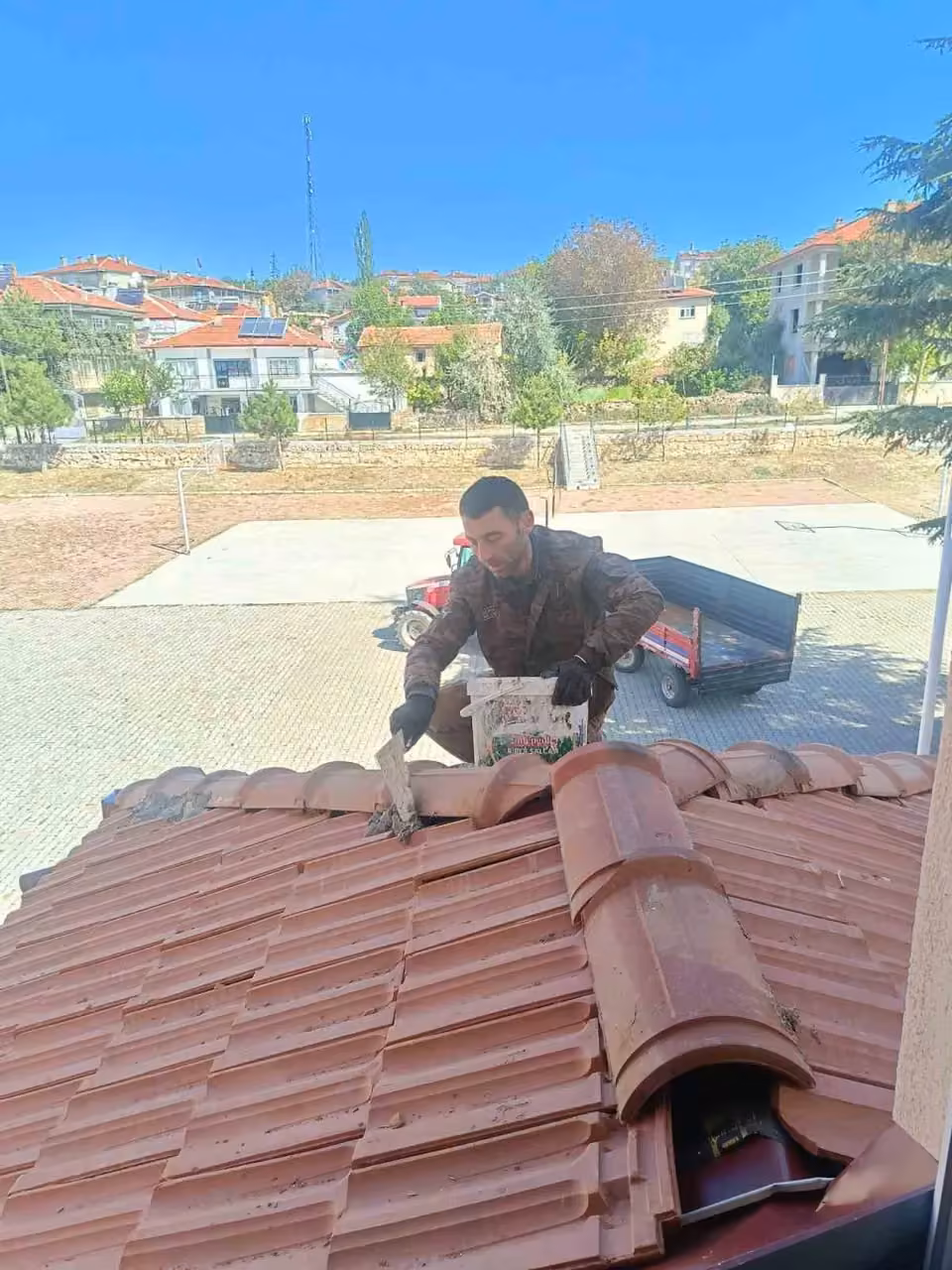 Okulun çatısının işçiliğini muhtar ücretsiz yaptı
