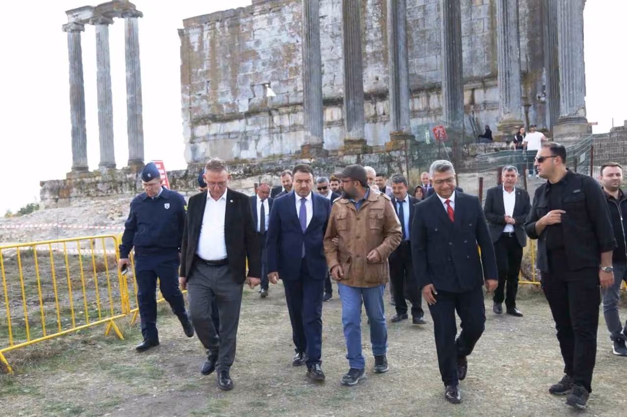 Vali Işın, Aizanoi Antik Kenti’ndeki kazı çalışmalarını inceledi
