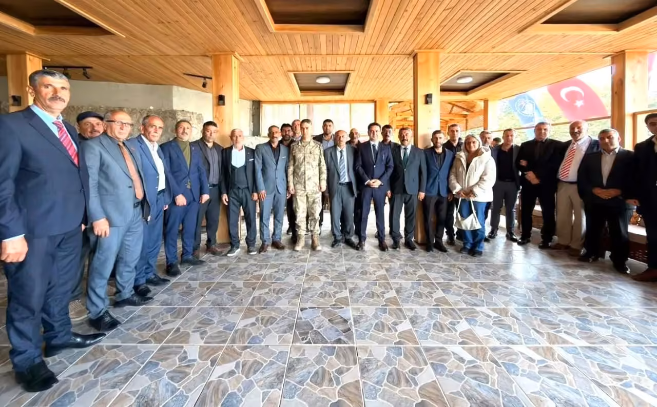 Şenkaya Belediyesi’nden muhtarlarla birlik ve beraberlik yemeği