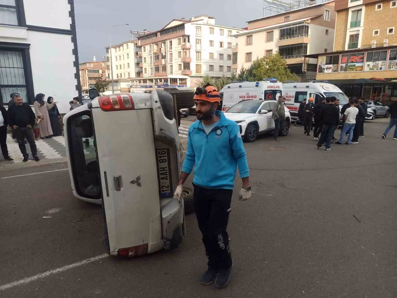 Bingöl’de otomobil ile pikap çarpıştı: 2 yaralı