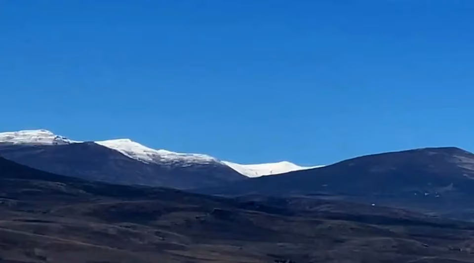 Kars’ın çatısı beyaza büründü: Mevsimin ilk karı dağlara düştü