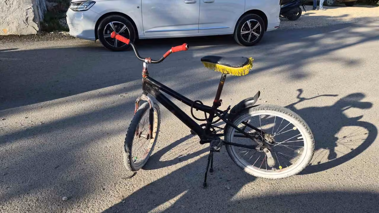 Bisiklet otomobile çarptı: 1 yaralı