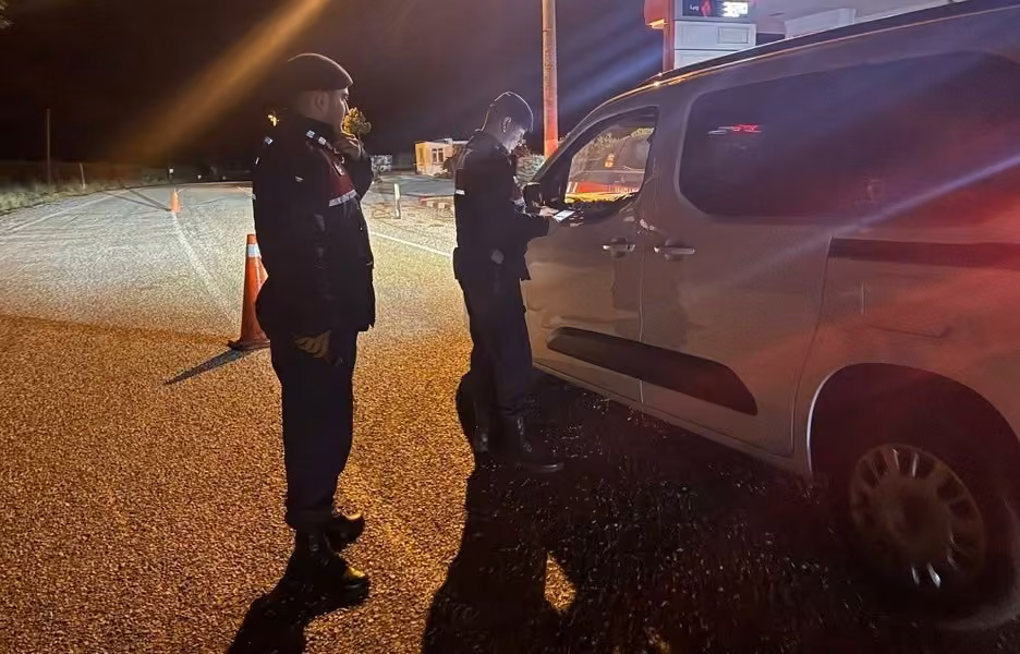Çanakkale’de çeşitli suçlardan aranan 15 şüpheli tutuklandı