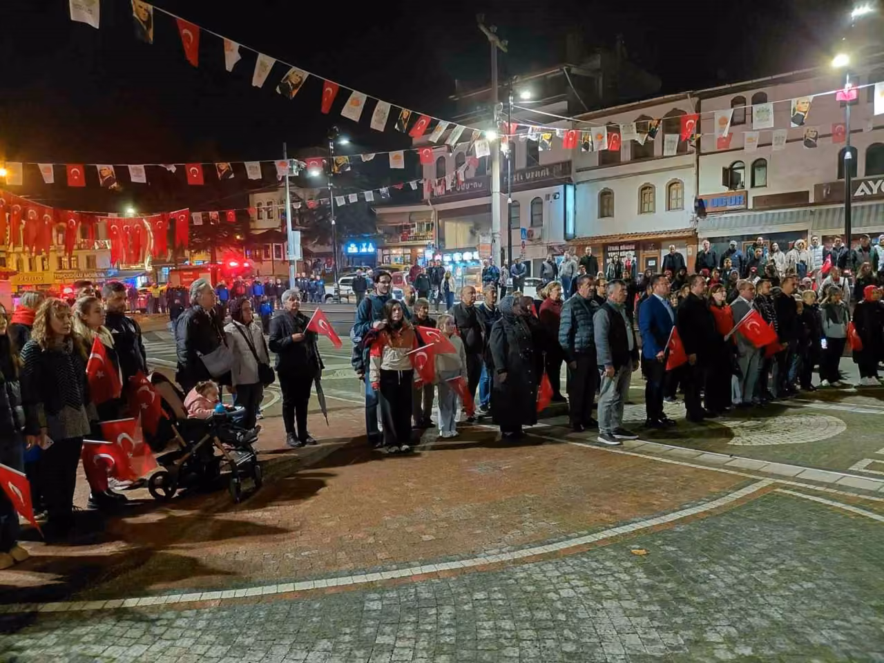 Mudurnu’da Cumhuriyet coşkusu fener alayı ile taçlandı