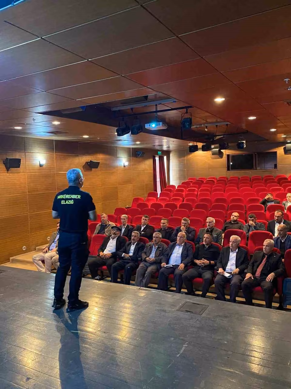 Elazığ’da muhtarlara uyuşturucuyla mücadele eğitimi