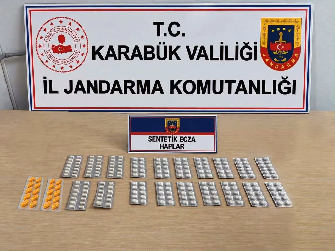 Karabük’te 230 sentetik ecza hapı ele geçirildi