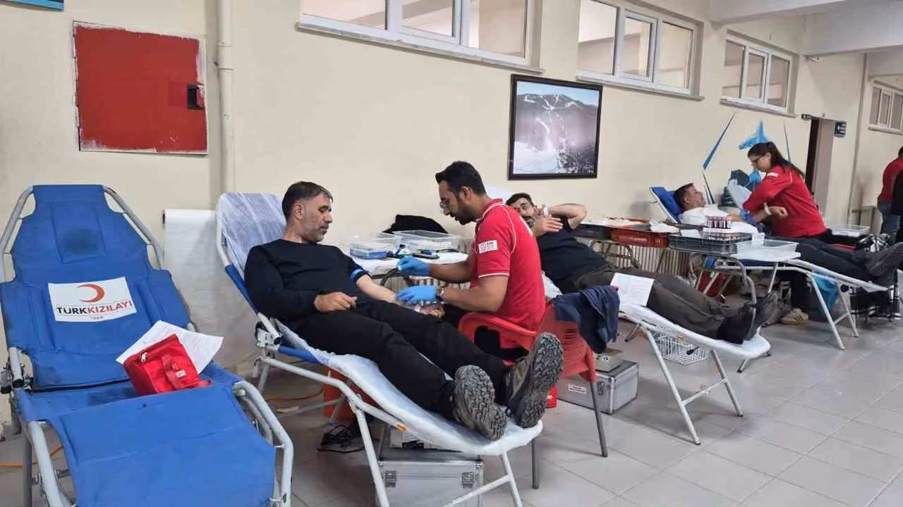 Sarıkamış’ta üniversite öğrencilerinden Kızılay’a kan bağışı desteği