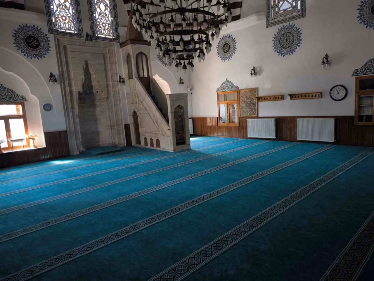 Sivas’ta hayır şartı kapsamında caminin halıları yenilendi