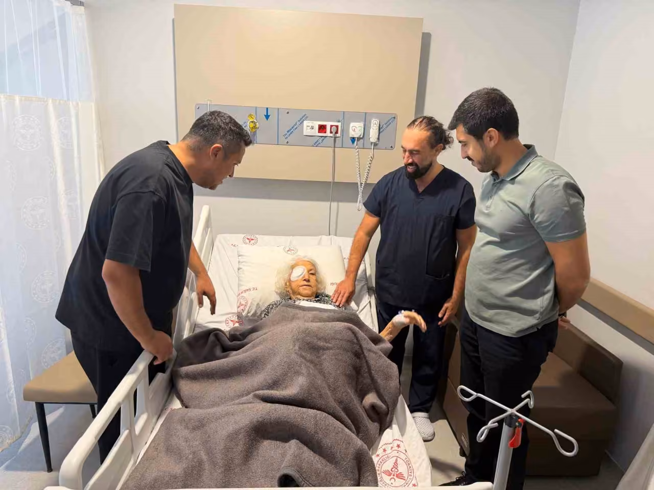 Marmaris Devlet Hastanesi’nde 93 yaşındaki hastaya başarılı göz ameliyatı