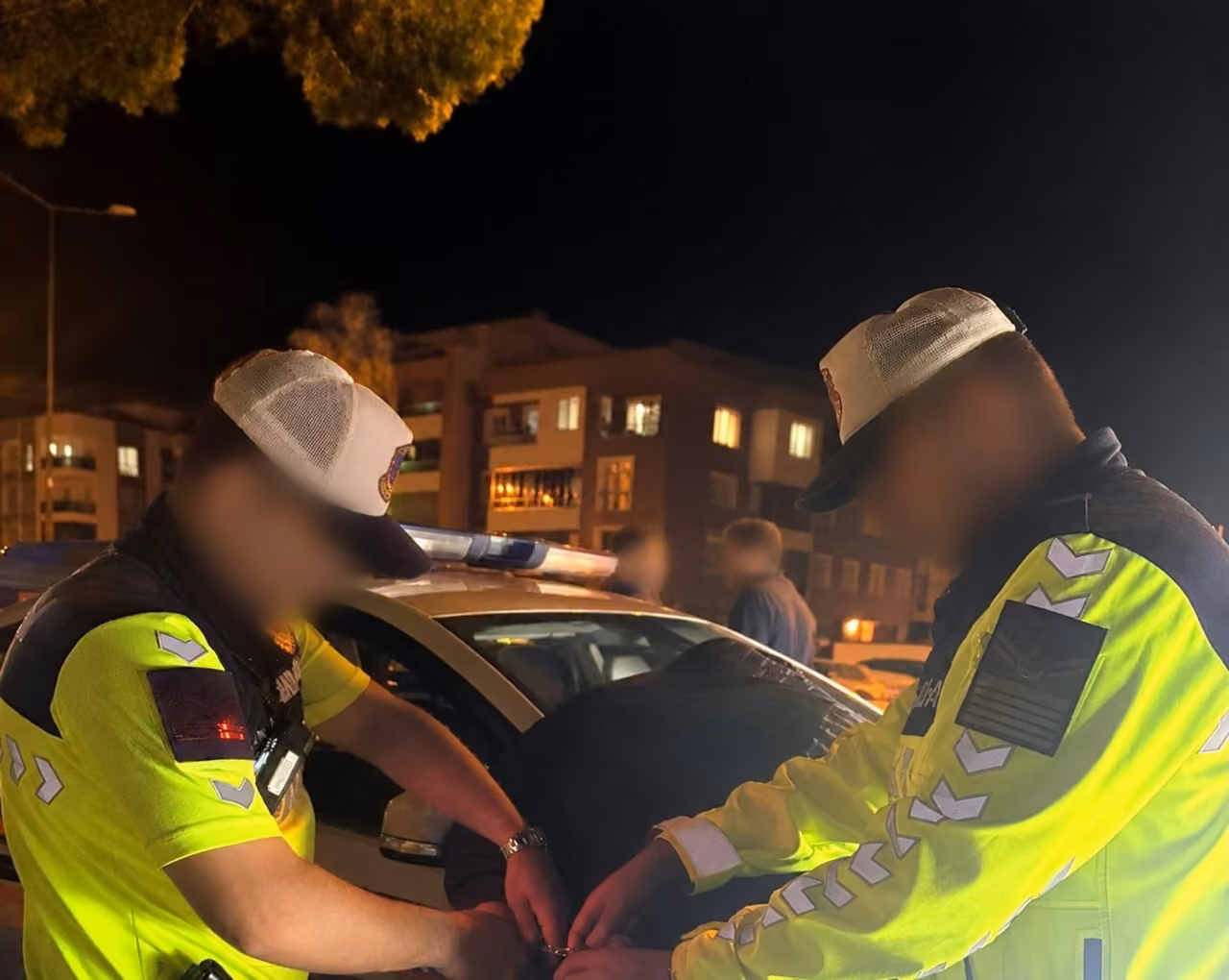 İzmir’de 10 yıl hapis cezası bulunan cezaevi firarisi jandarmadan kaçamadı