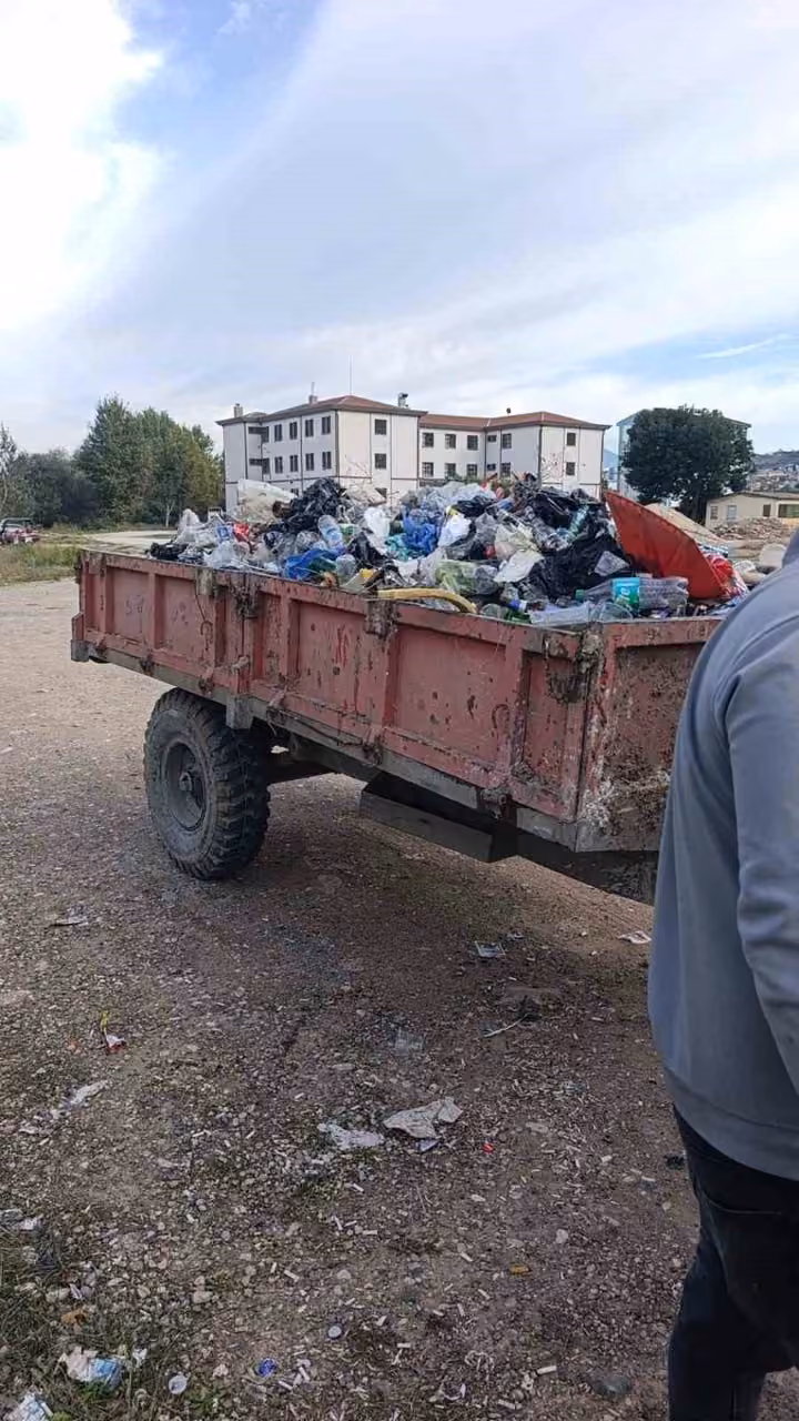Sakarya Nehri kıyısından 1 günde 1 römork atık toplandı