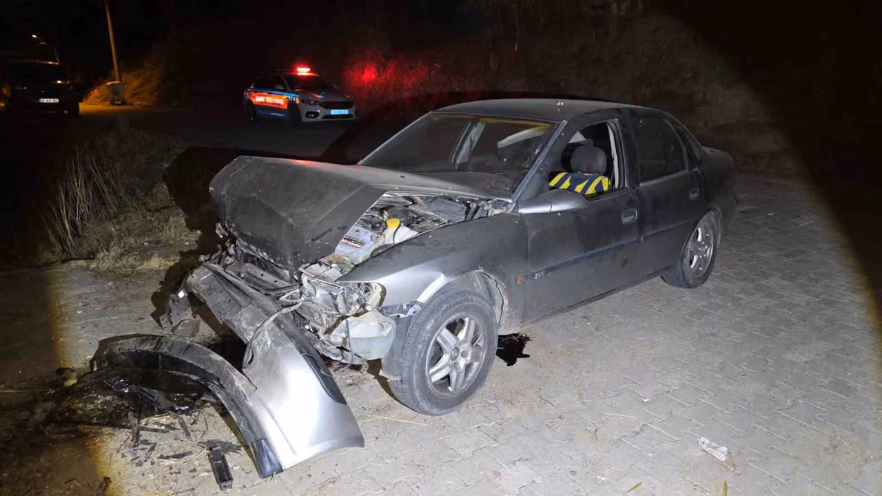 Uçuruma yuvarlanan otomobilde sıkışan sürücü kurtarıldı