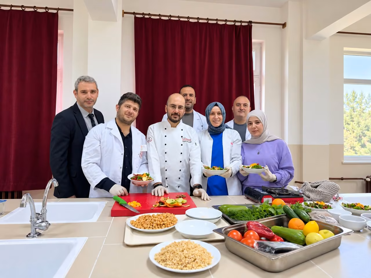 Ladik’te öğretmenler sağlıklı beslenmeyi mutfakta öğrendi