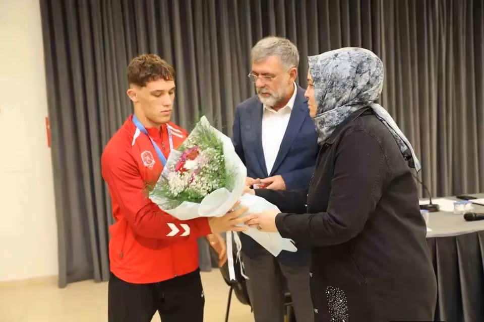 Kepsut’un genç pehlivanı İsmet Emir’e Başkan Cankul’dan tebrik