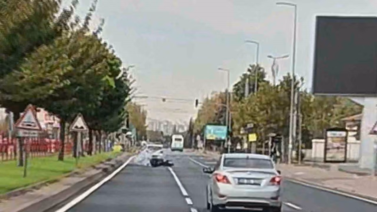 Otomobille çarpışan motosiklet sürücüsü havaya savruldu: 1 yaralı
