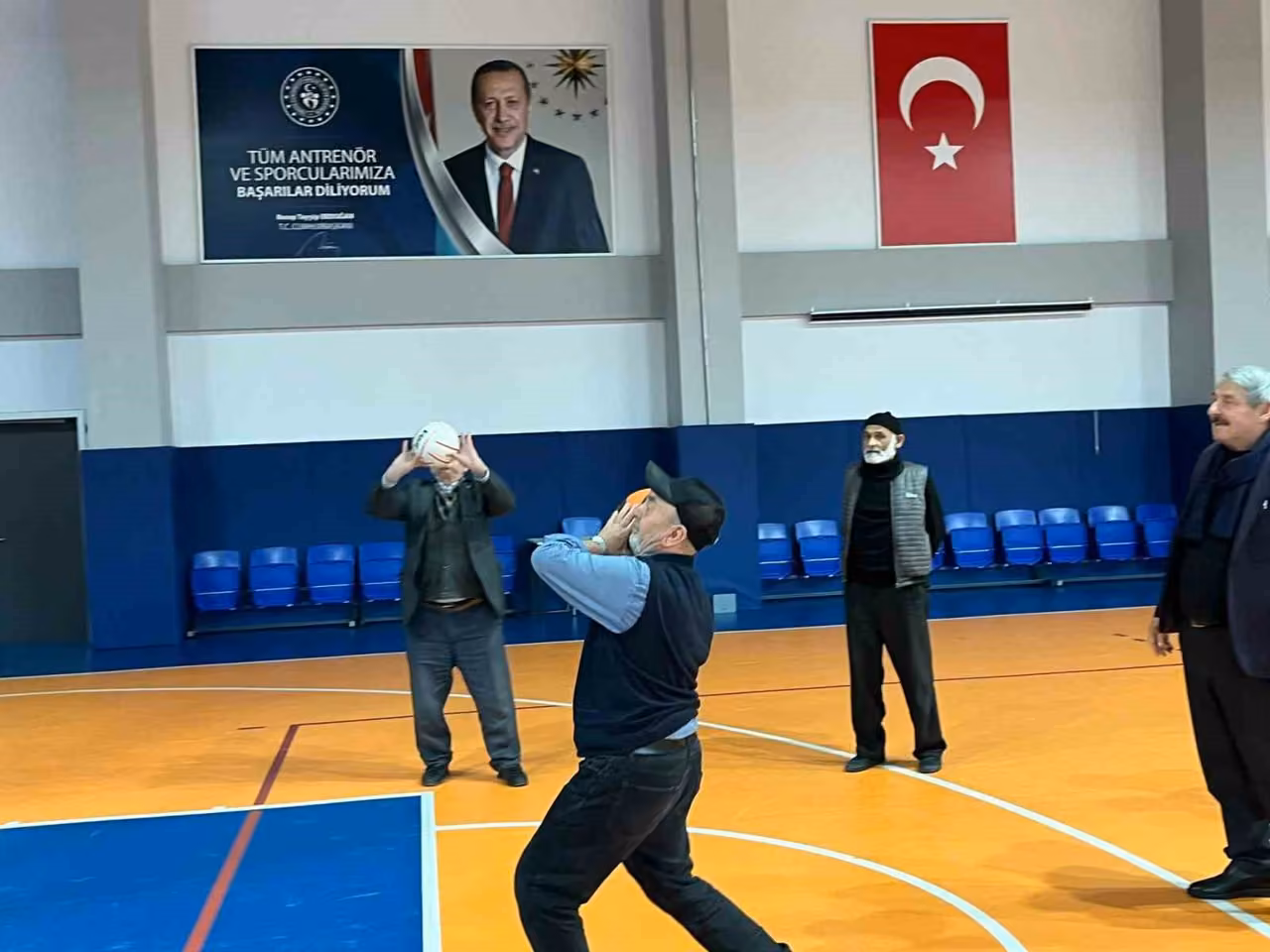 Yıllara meydan okuyup sahaya çıktılar