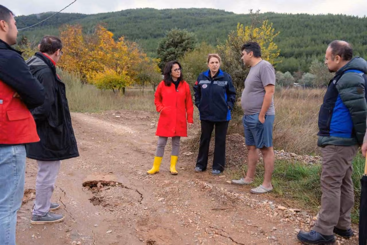 Köksal Aras, yağışların etkilediği mahallelerde incelemelerde bulundu