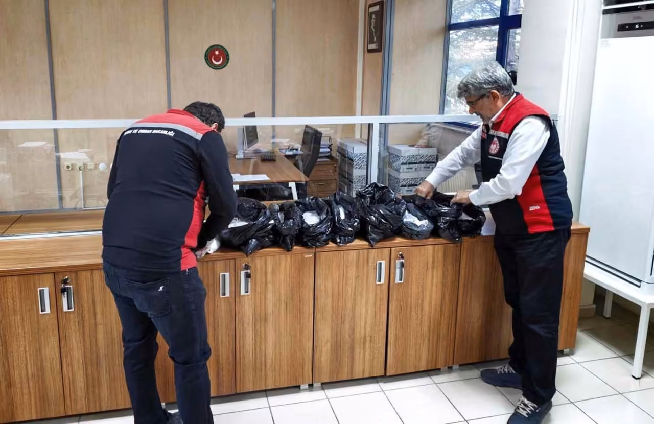 Kayseri’de yasa dışı yollarla ülkeye sokulmak istenen 25 bin adet canlı sülük ele geçirildi