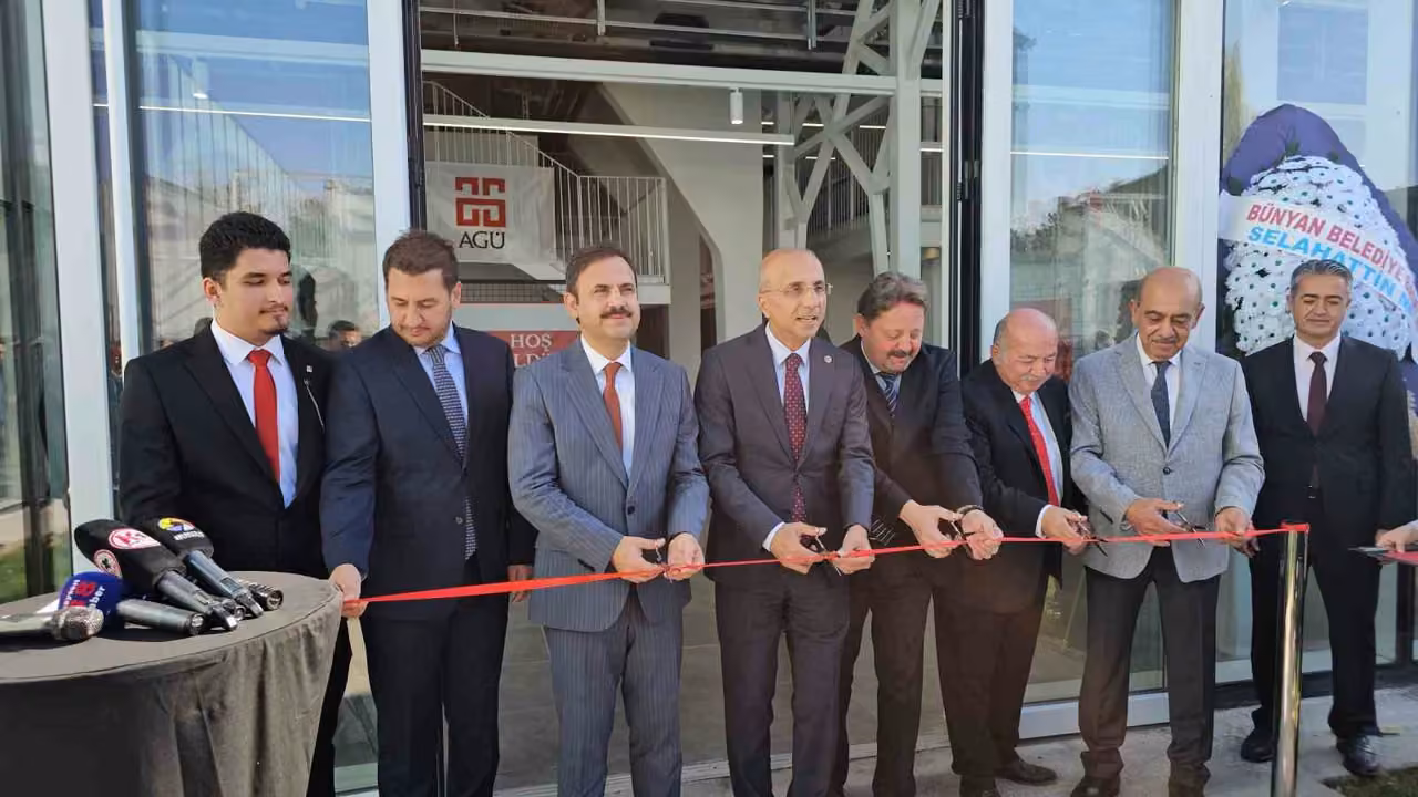 Okuduğu üniversitenin tarihini sergiyle anlattı