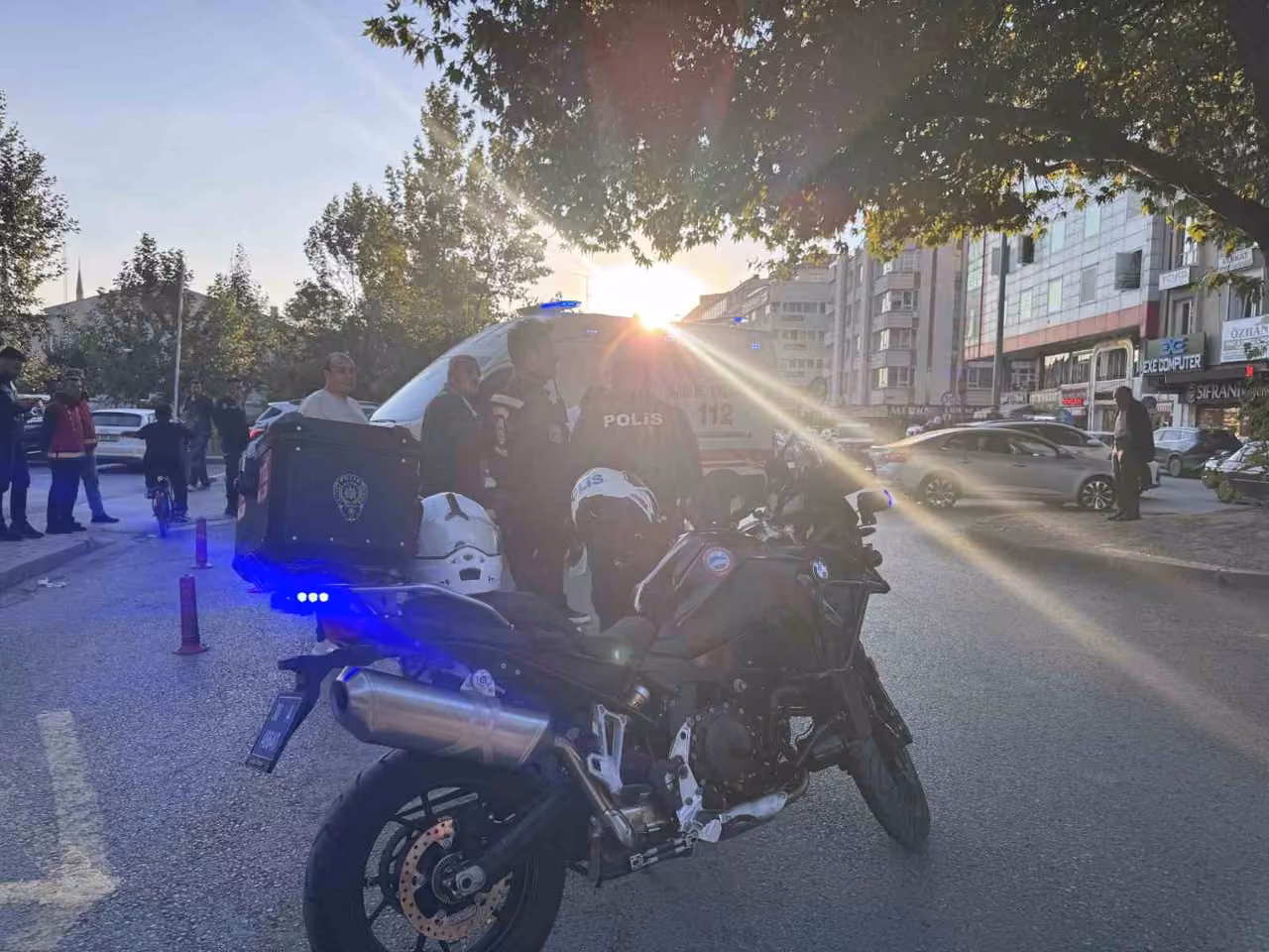 Kavşaktan dönen motosikletli Yunus ekibi kaza yaptı: 2 polis yaralı