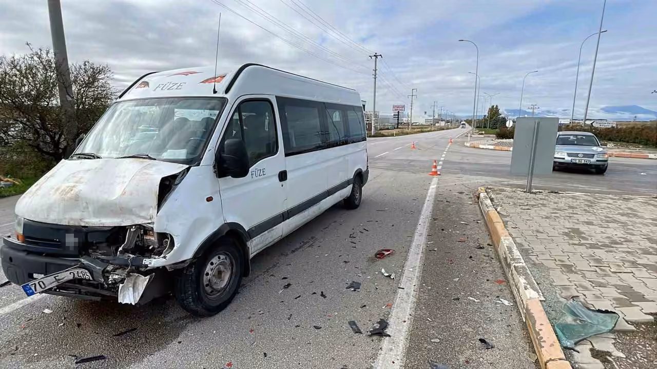 Karaman’da minibüsle otomobil çarpıştı: 1 yaralı