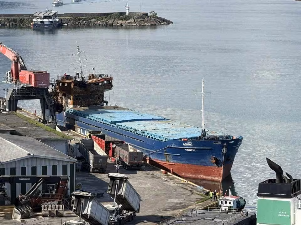Giresun’da hasarlı gemiden yayılan yanık kokusu endişelendirdi
