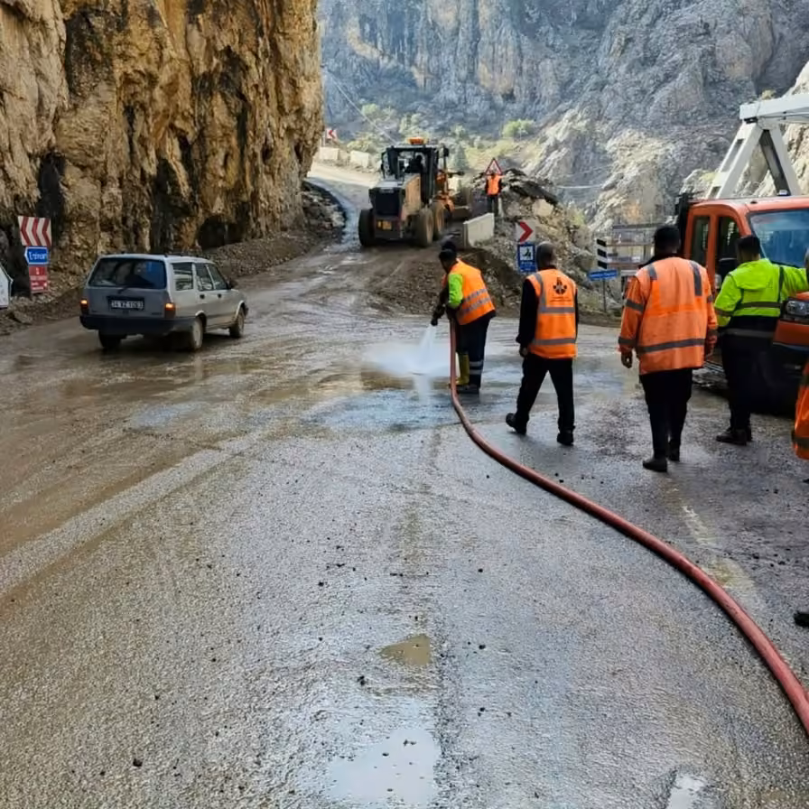Kemaliye’de sağanak ve dolunun ardından yollar yeniden ulaşıma açıldı