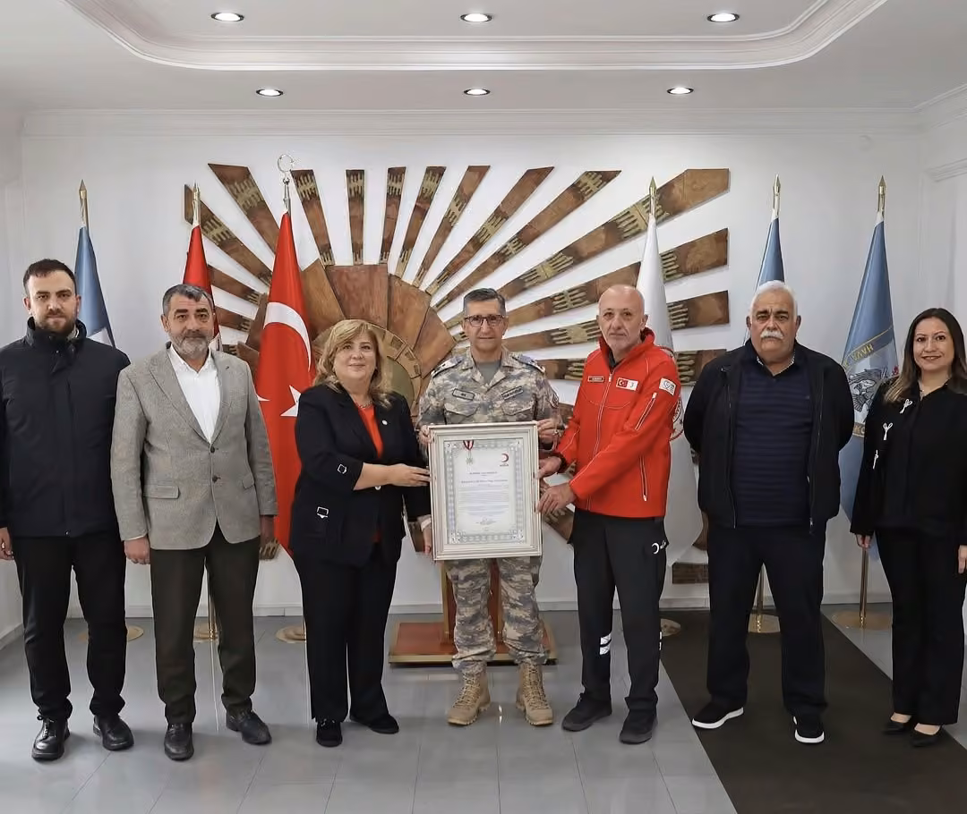 Kızılay’dan Tuğgeneral Mustafa Baş’a Kurumsal Gümüş Madalya