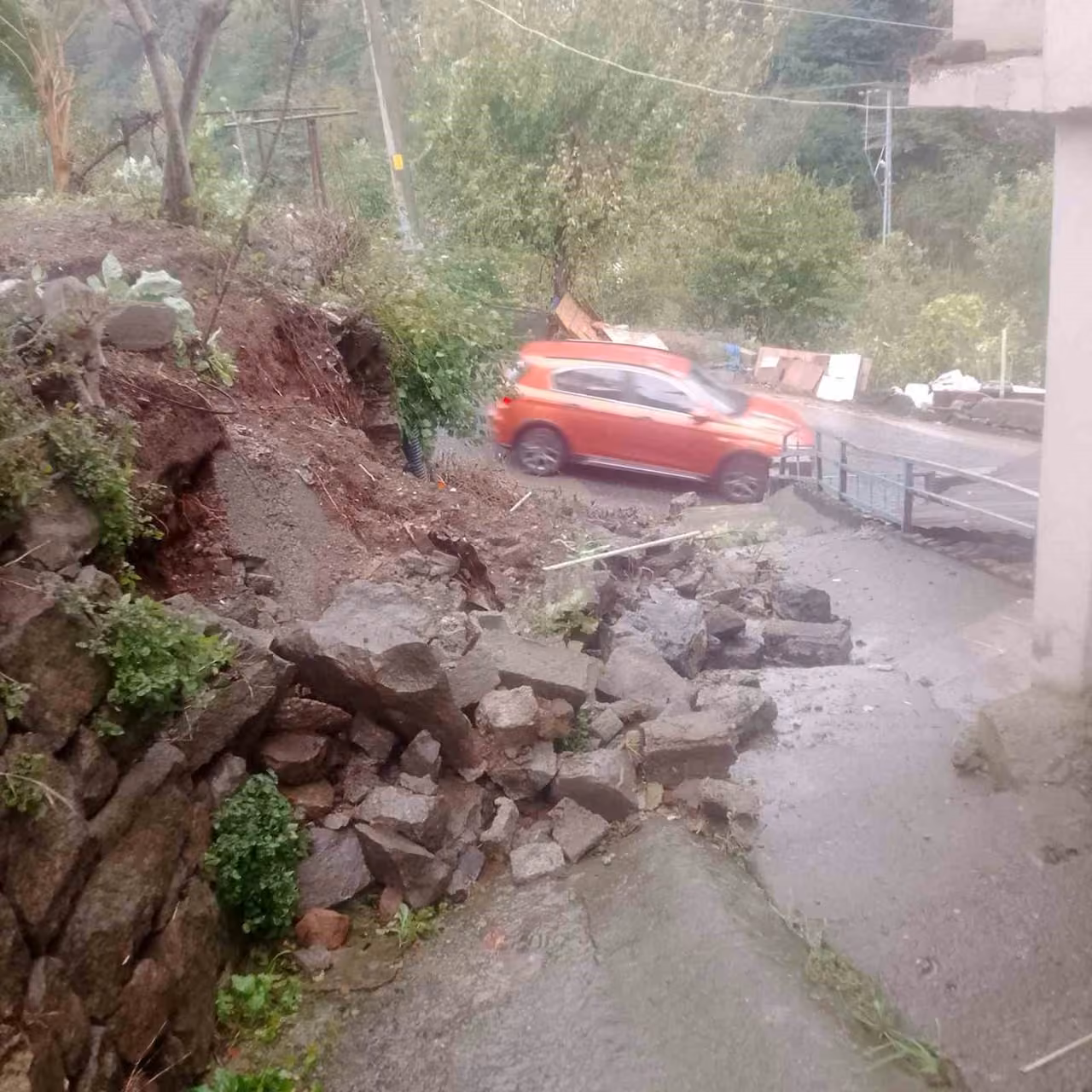 Karadeniz Ereğli’de aşırı yağış duvarı çökertti