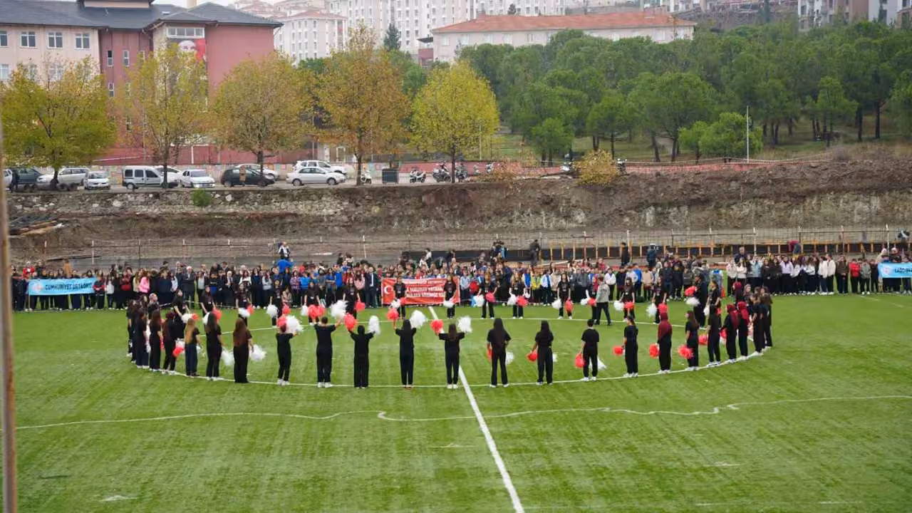 Sındırgı’da Cumhuriyet Bayramı coşkusu stadyuma taştı