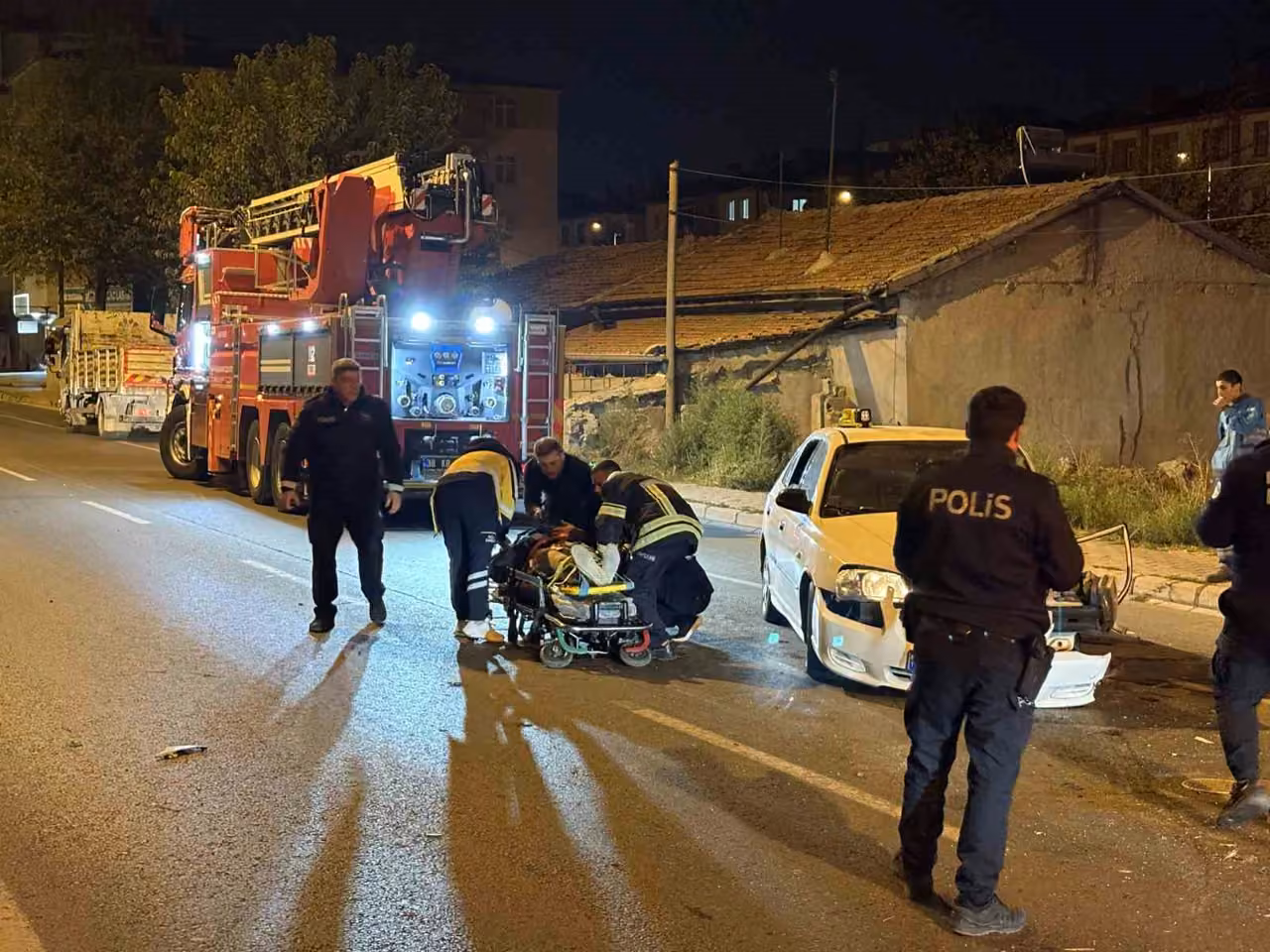 Ağaca çarpan otomobilde sıkışan sürücüyü itfaiye ekipleri kurtardı: 1 yaralı