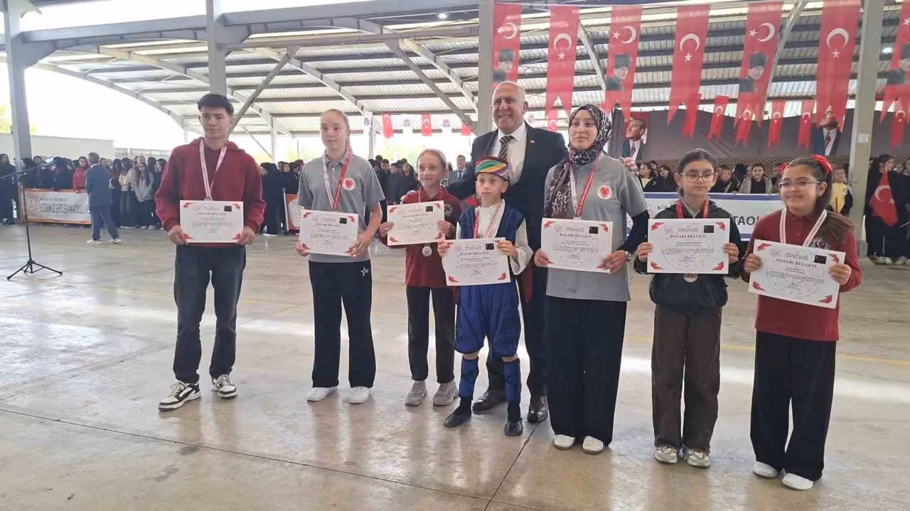 Hisarcık’ta Cumhuriyet Bayramı yarışmalarında dereceye giren öğrenciler ödüllendirildi