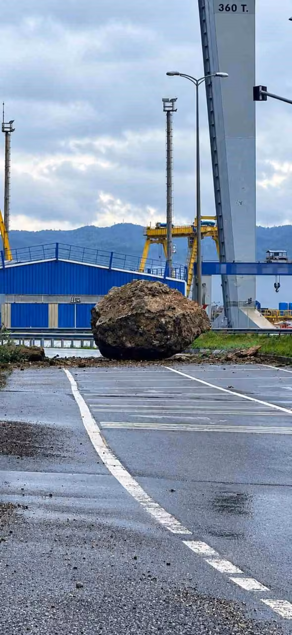 Zonguldak’ta dağdan kopan dev kaya yolu kapattı: Facianın eşiğinden dönüldü